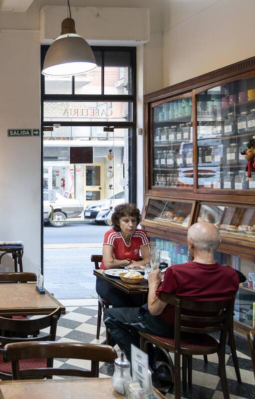 Salón del café que abrió en 1938 como despacho de bebidas