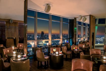 Salón del Crystal Bar con su vista del microcentro porteño