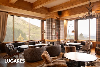 Salón principal con vistas al cerro en versión veraniega