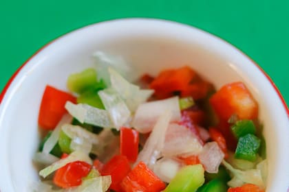 Salsa o ensalada criolla para acompañar el asado
