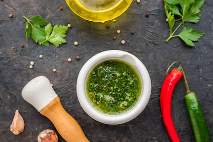 Salsa verde con anchoas y alcaparras.