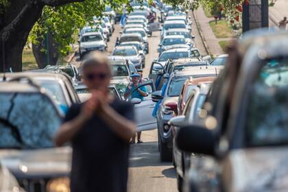 Fila de coches en la manifestación en Salta por el banderazo #12O