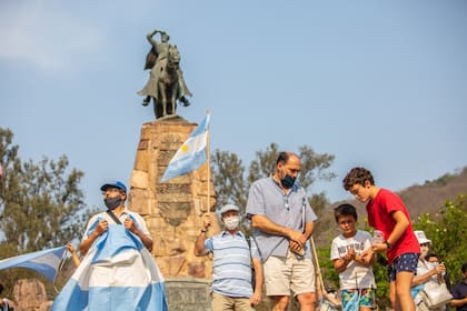 En Salta, con el Monumento a Güemes de fondo