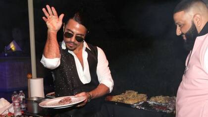 "Salt Bae" arrojando sal de manera teatral