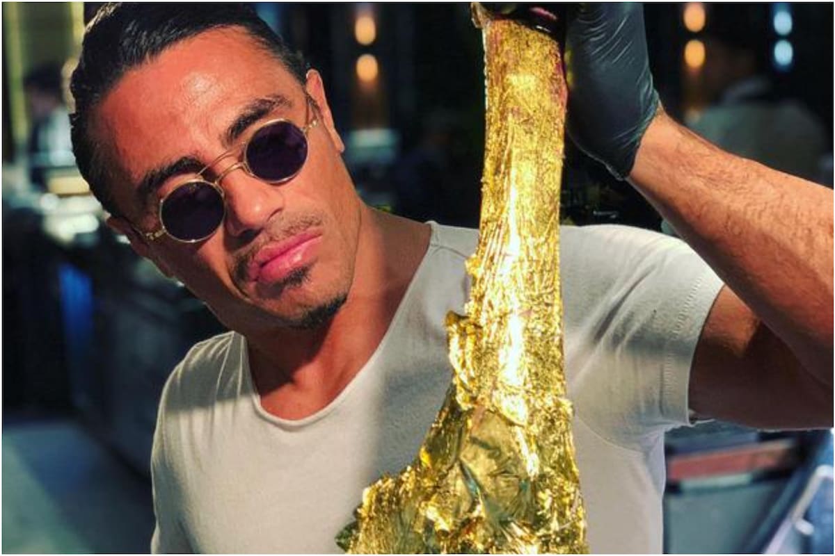 Salt Bae junto al "Golden Tomahawk", el bife cubierto de oro, plato estrella de su restaurante