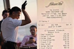 Salt Bae mostró cuánto cuesta el vino en su restaurante y le llovieron las críticas