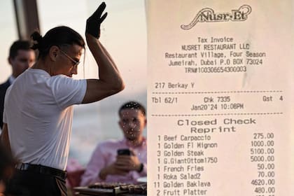 Salt Bae mostró cuánto cuesta el vino en su restaurante y le llovieron las críticas