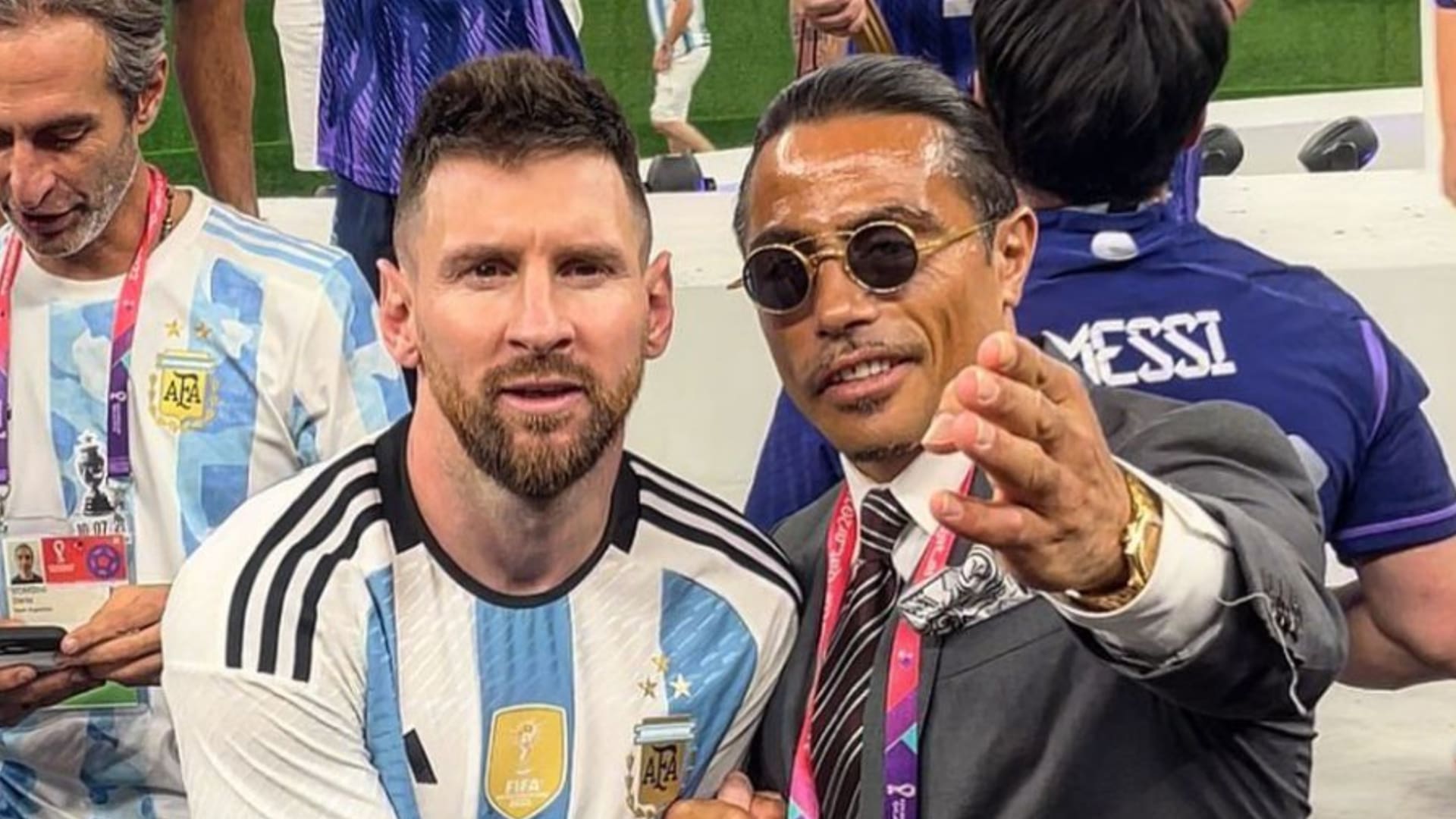 Salt Bae saltó a la cancha tras la consagración de Argentina en Qatar y se fotografió junto a Messi