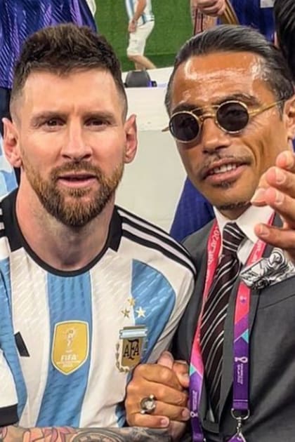Salt Bae saltó a la cancha tras la consagración de Argentina en Qatar y se fotografió junto a Messi