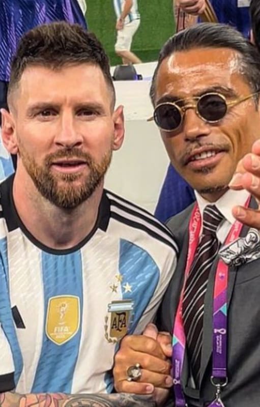 Salt Bae saltó a la cancha tras la consagración de Argentina en Qatar y se fotografió junto a Messi