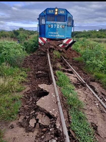 Salta: se rompió un puente y un tren quedó colgando en el precipicio