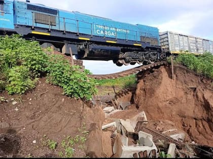 Salta: se rompió un puente y un tren quedó colgando en el precipicio