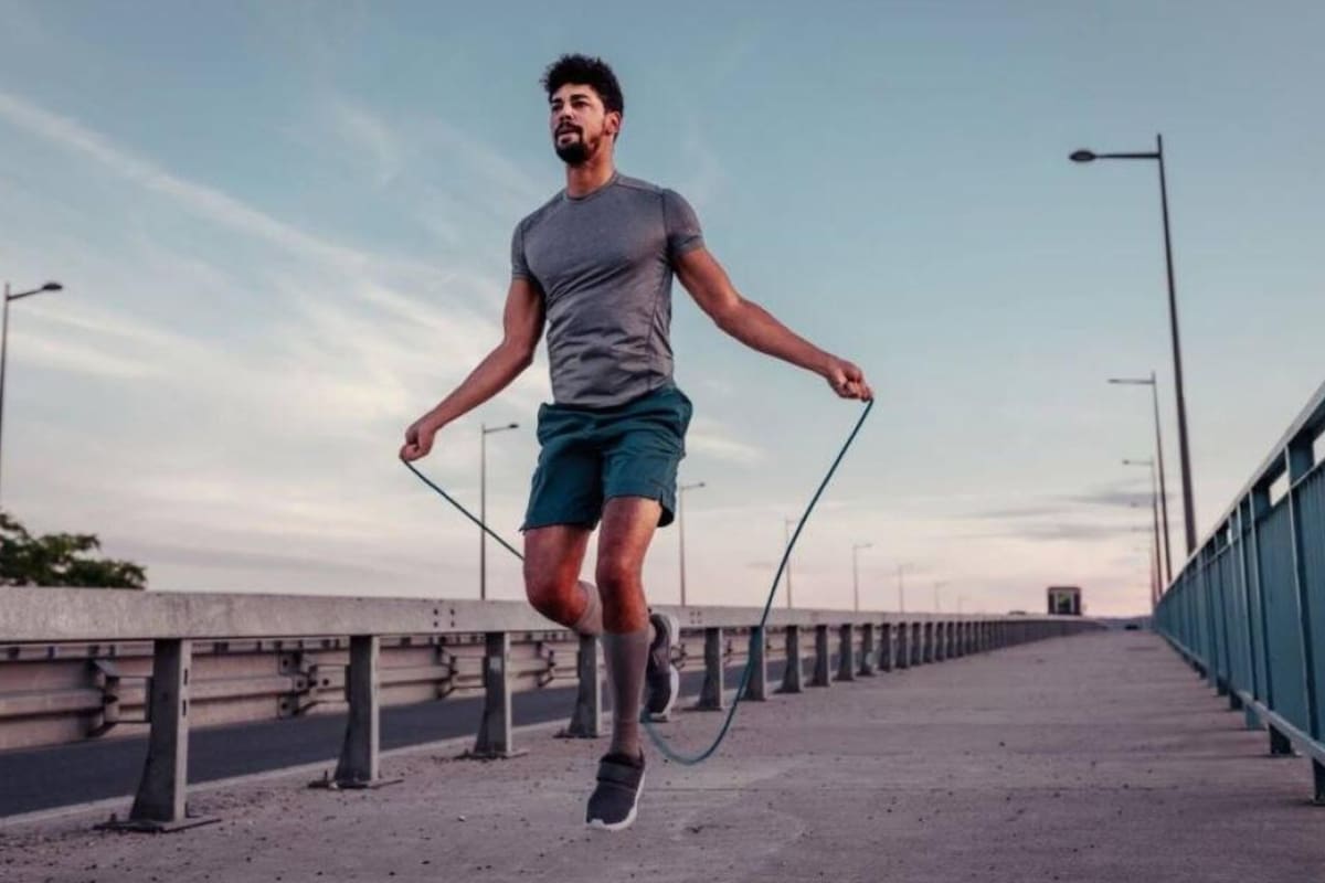 Saltar la cuerda trabaja todo el cuerpo, mantiene saludable el corazón y puede aumentar la altura (Foto: IStock)