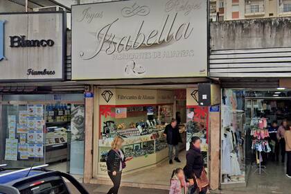 Saltaron por los techos de comercios, hicieron un boquete y se llevaron un botín de 20 millones de pesos