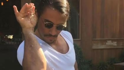 El chef turco se convirtió en meme por su forma de condimentar la carne