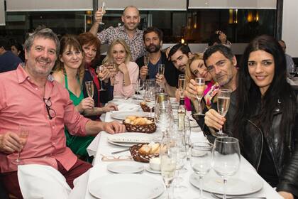 ¡Salud! El elenco completo se juntó para levantar las copas y brindar por el éxito de la obra