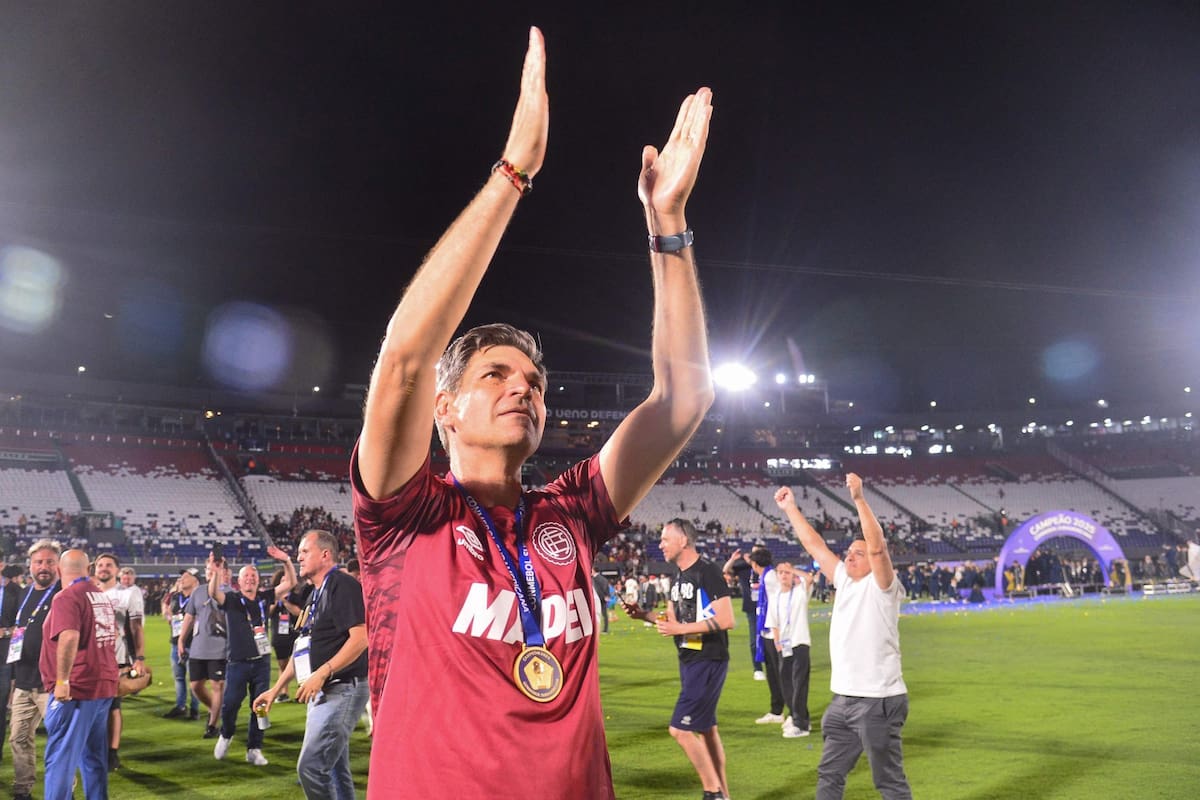 Saluda Mauricio Pellegrino, con la medalla colgada de campeón de la Copa Sudamericana