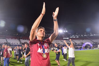 Saluda Mauricio Pellegrino, con la medalla colgada de campeón de la Copa Sudamericana