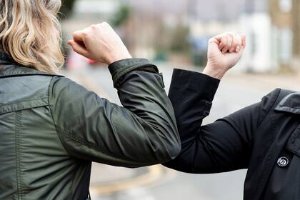 Saludar con el codo, el signo de los tiempos de la pandemia de coronavirus