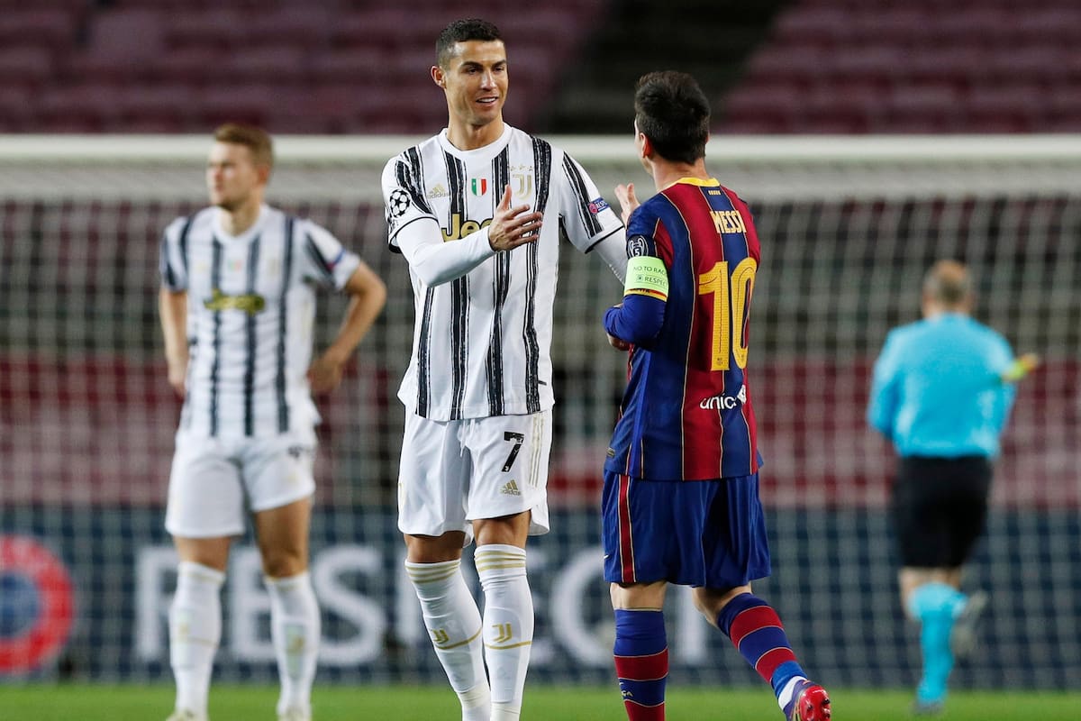 Saludo amistoso entre Messi y Ronaldo, en el duelo entre Barcelona y Juventus.