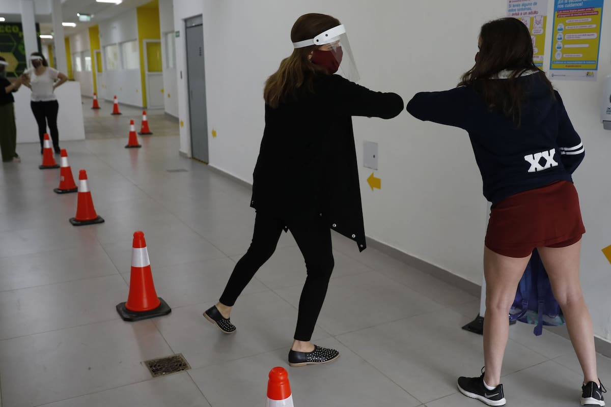 Saludo con distancia social