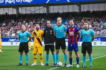 Saludo de capitanes: en octubre, la última vez que jugó en el campo del Eibar, Messi marcó un gol