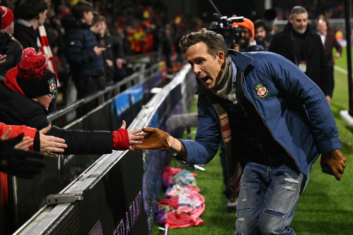 Saludo de Ryan Reynolds a hinchas de Wrexham, su club del ascenso que eliminó a Nottingham Forest, de la Premier League, en los treintaidosavos de final de la Copa FA.