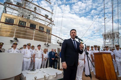 Saludo del ministro Luis Petri a la tripulación de la Fragata Libertad