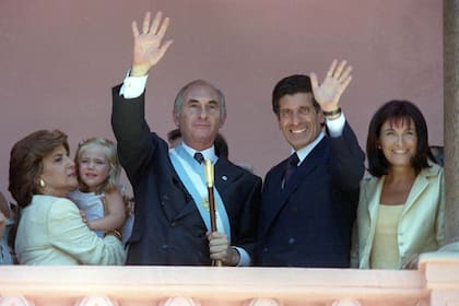 1999. En el balcón de la Casa Rosada, al asumir, junto al vicepresidente Carlos Álvarez; a los costados Inés Pertiné y Liliana Chernajowski