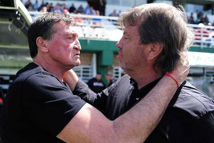 Saludo en el último campeonato con uno de los amigos que le dio el fútbol: Julio César Falcioni