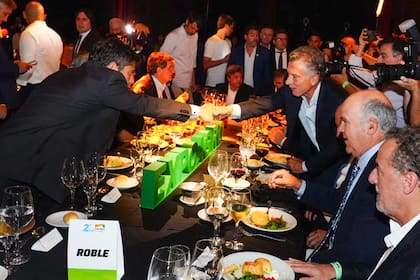 Saludo entre Axel Kicillof y Mauricio Macri en la cena de apertura de Expoagro 2026
