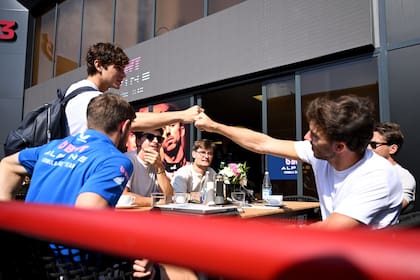 Saludo entre Colapinto y Gasly en el paddock de Bakú