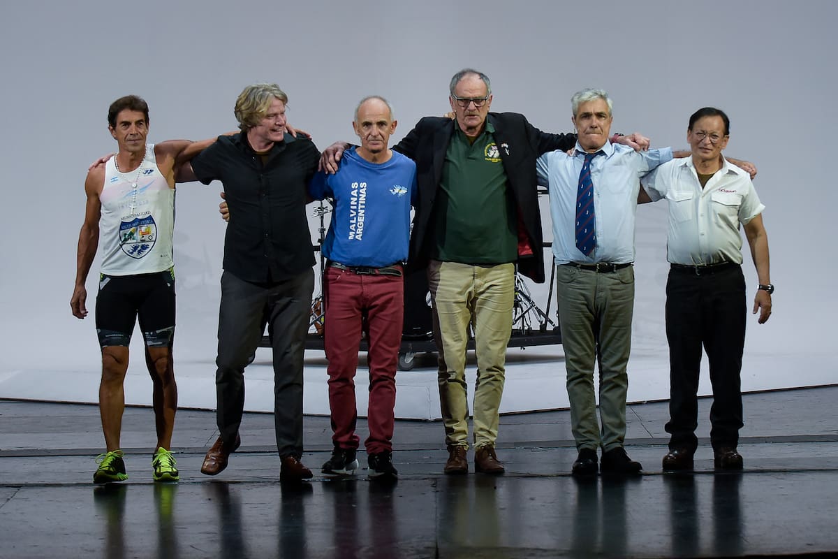 Saludo final del elenco de Campo minado, la propuesta de Lola Arias en la que mezclan relatos de veteranos de Malvinas, en su tercera temporada en Buenos Aires