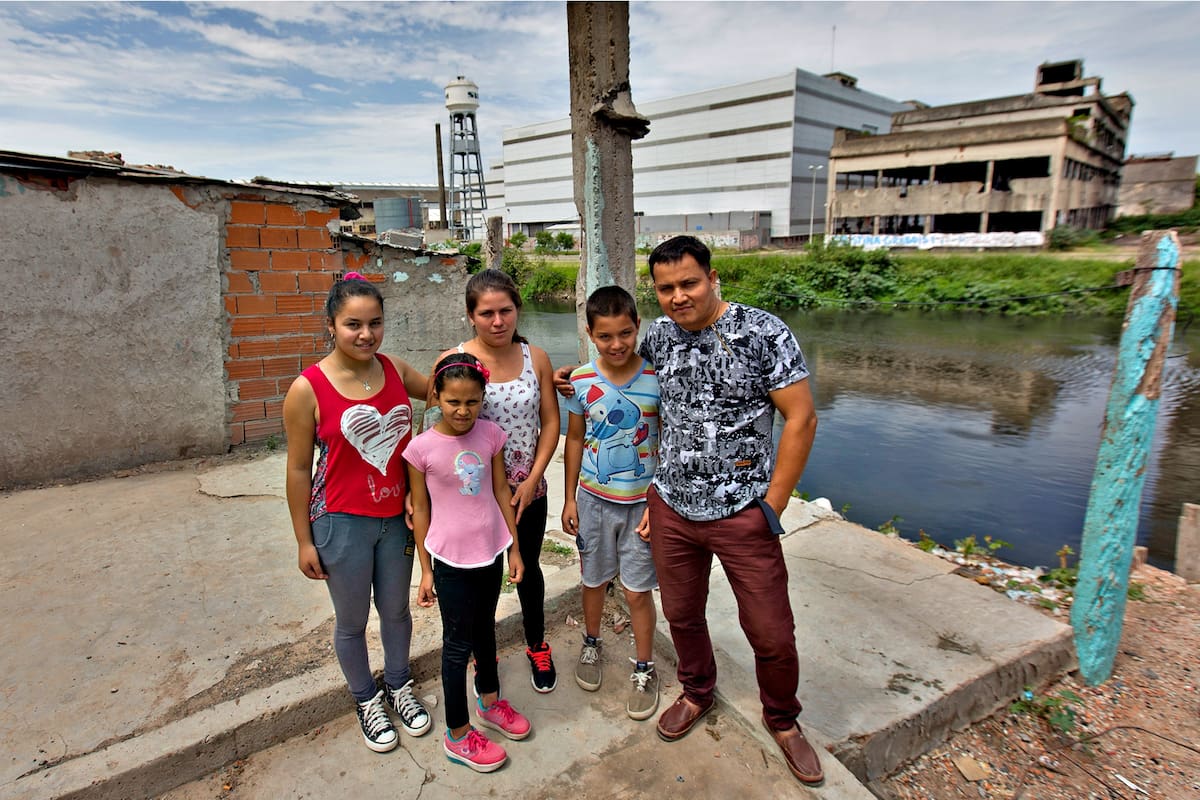 Salvador Aguilar con sus hijos Jessica (remera roja), Elías y Liz Johana (remera rosa); junto a su esposa llegaron de Paraguay en 2008 y ahora se mudarán a una nueva vivienda