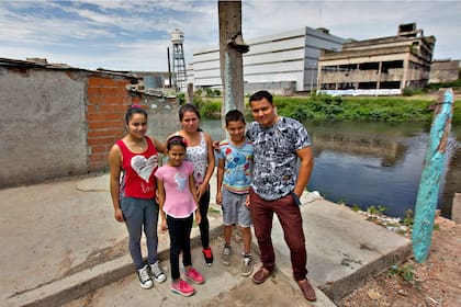 Salvador Aguilar con sus hijos Jessica (remera roja), Elías y Liz Johana (remera rosa); junto a su esposa llegaron de Paraguay en 2008 y ahora se mudarán a una nueva vivienda