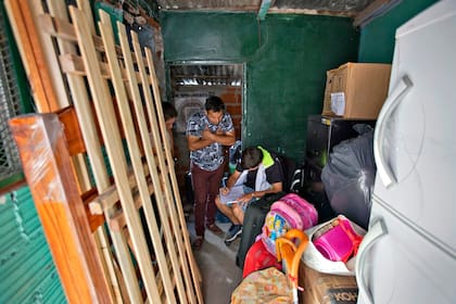 Salvador Aguilar dentro de su vieja vivienda, con sus pertenencias embaladas y a la espera del camión de mudanza que lo trasladará, junto a su familia, a la nueva casa