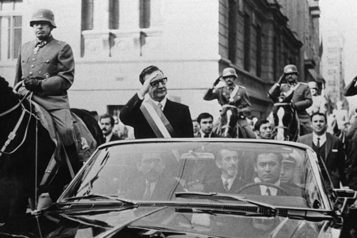 Salvador Allende asumió la presidencia el 3 de noviembre de 1970. En la foto, es escoltado por el entonces general Augusto Pinochet (a la izquierda, montando un caballo)