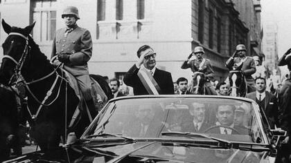 Salvador Allende asumió la presidencia el 3 de noviembre de 1970. En la foto, es escoltado por el entonces general Augusto Pinochet (a la izquierda, montando un caballo)