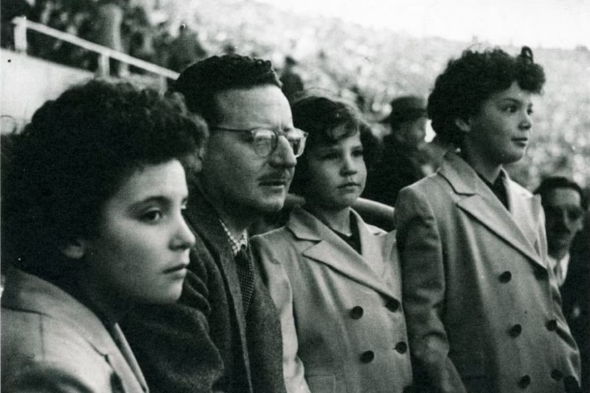 Salvador Allende, con sus hijas en el Estadio Nacional alrededor de 1950: Carmen Paz (a su derecha), Isabel (a su izquierda) y Beatriz.