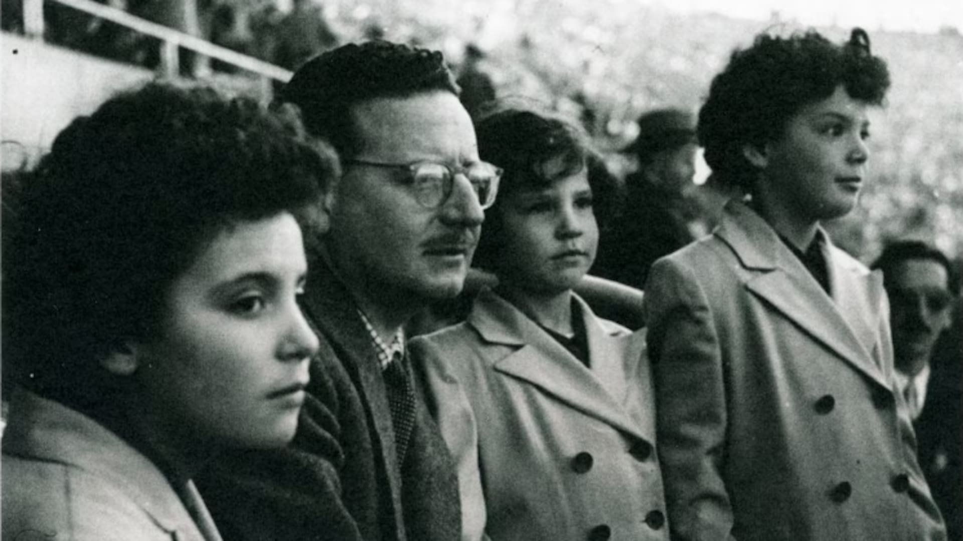 Salvador Allende, con sus hijas en el Estadio Nacional alrededor de 1950: Carmen Paz (a su derecha), Isabel (a su izquierda) y Beatriz.