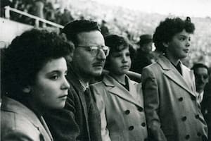 Salvador Allende, con sus hijas en el Estadio Nacional alrededor de 1950: Carmen Paz (a su derecha), Isabel (a su izquierda) y Beatriz.