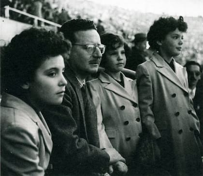 Salvador Allende, con sus hijas en el Estadio Nacional alrededor de 1950: Carmen Paz (a su derecha), Isabel (a su izquierda) y Beatriz.