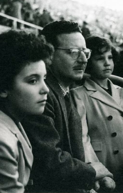 Salvador Allende, con sus hijas en el Estadio Nacional alrededor de 1950: Carmen Paz (a su derecha), Isabel (a su izquierda) y Beatriz.