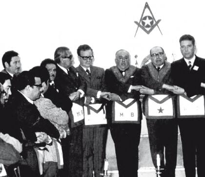 Salvador Allende en ceremonia masónica en 1968