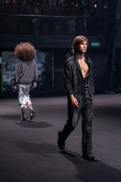 Salvador Camisani, de 19 años, es el segundo de los cinco hijos de la pareja de modelos y el primero que decidió dedicarse a la moda. Participó del desfile de Kosiuko en el estadio Obras que marcó cierre de la edición FW23 de BafWeek.
