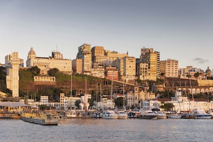 Salvador –Ciudad Baja y Ciudad Alta– vista desde el agua.