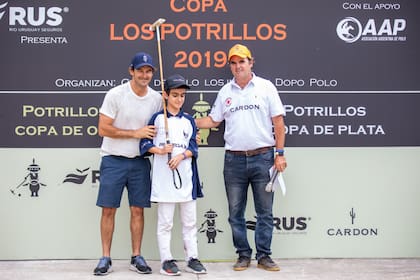 Salvador Condomí Alcorta, polista no vidente de 13 años, junto a David Stirling y Eduardo Heguy.