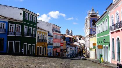 Salvador es reconocida por ser el centro de la cultura afrobrasileña y ese aspecto se refleja en cada rincón de la ciudad, en la gastronomía y los ritmos.