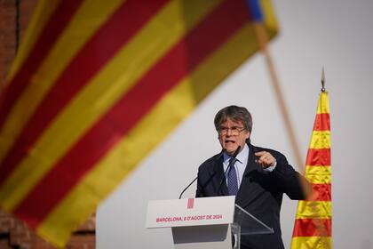 Salvador Illa sale del Parlamento de Cataluña tras ser elegido nuevo presidente de la región, en Barcelona, el 8 de agosto de 2024. (AP Foto/Joan Mateu)