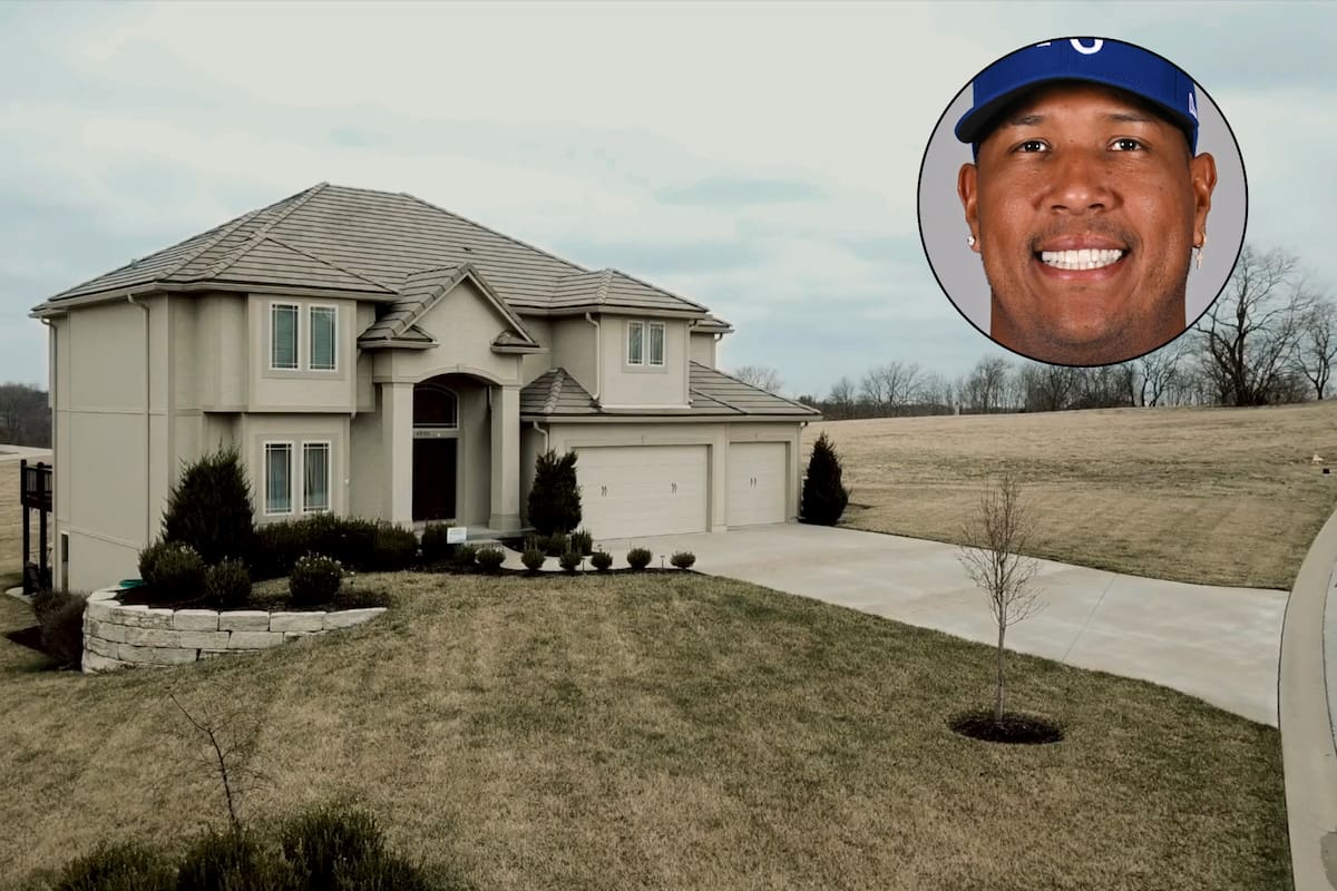 Salvador Pérez, cátcher de los Kansas City Royals, compartió un recorrido por su lujosa casa en Kansas City, donde guarda trofeos, autos personalizados y recuerdos de su carrera en las Grandes Ligas